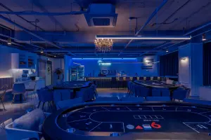 블루 네온이 빛나는 프리미엄 홀덤펍 인테리어